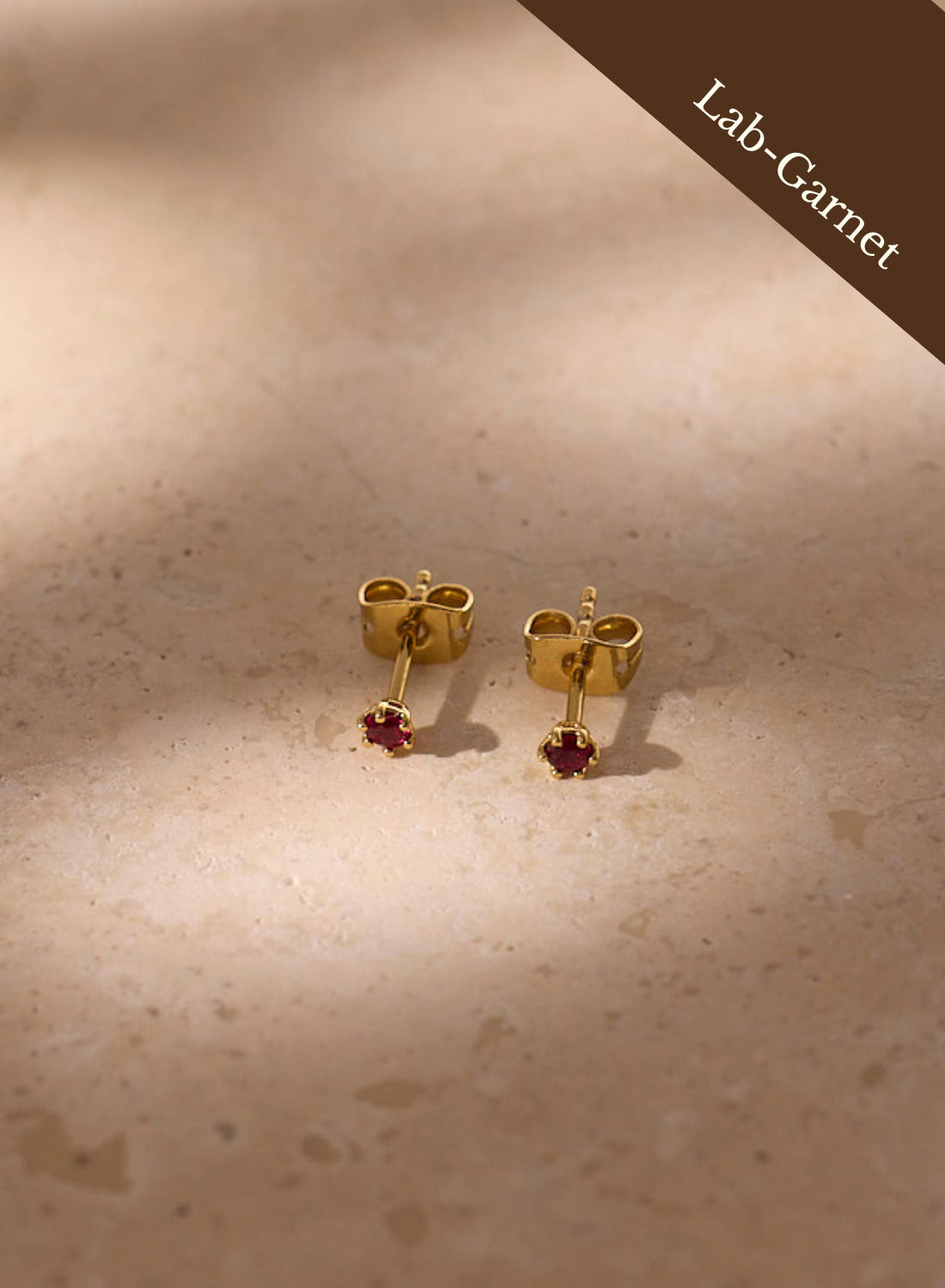 garnet-studs-verguld