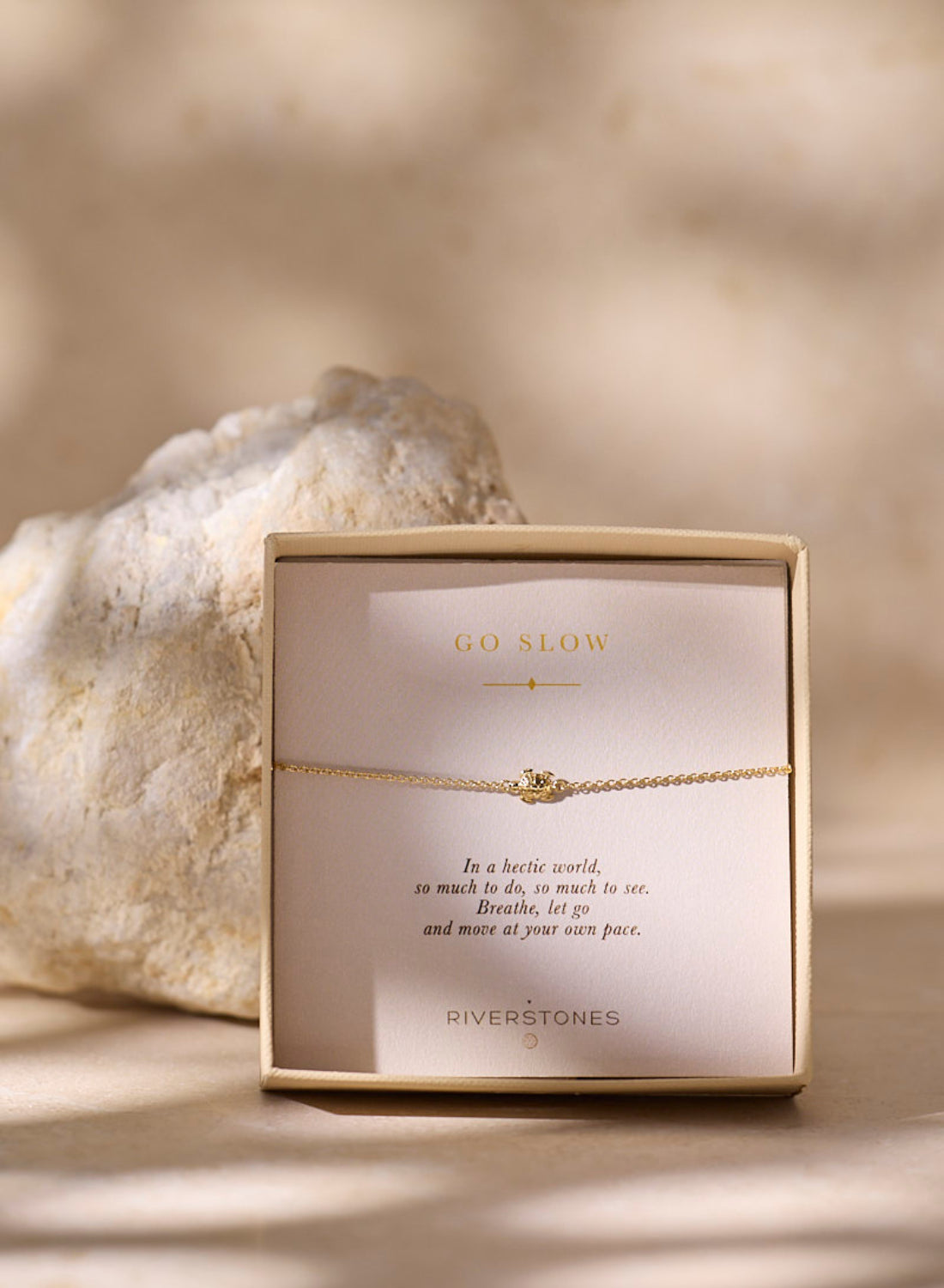 Go Slow Armband Vergoldet