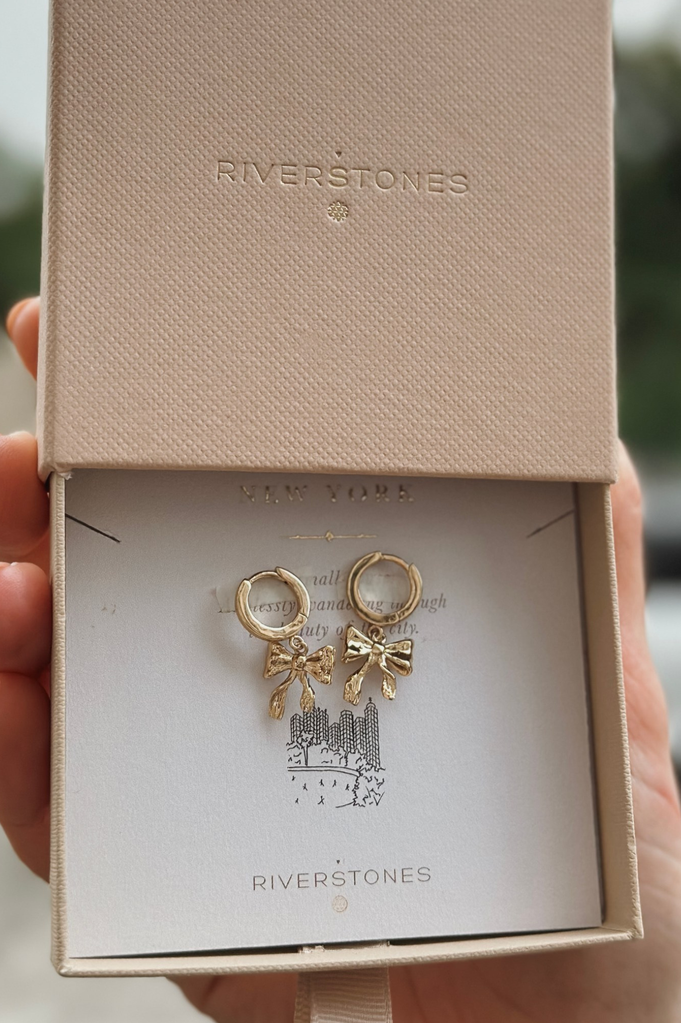 Strikjes oorbellen goud