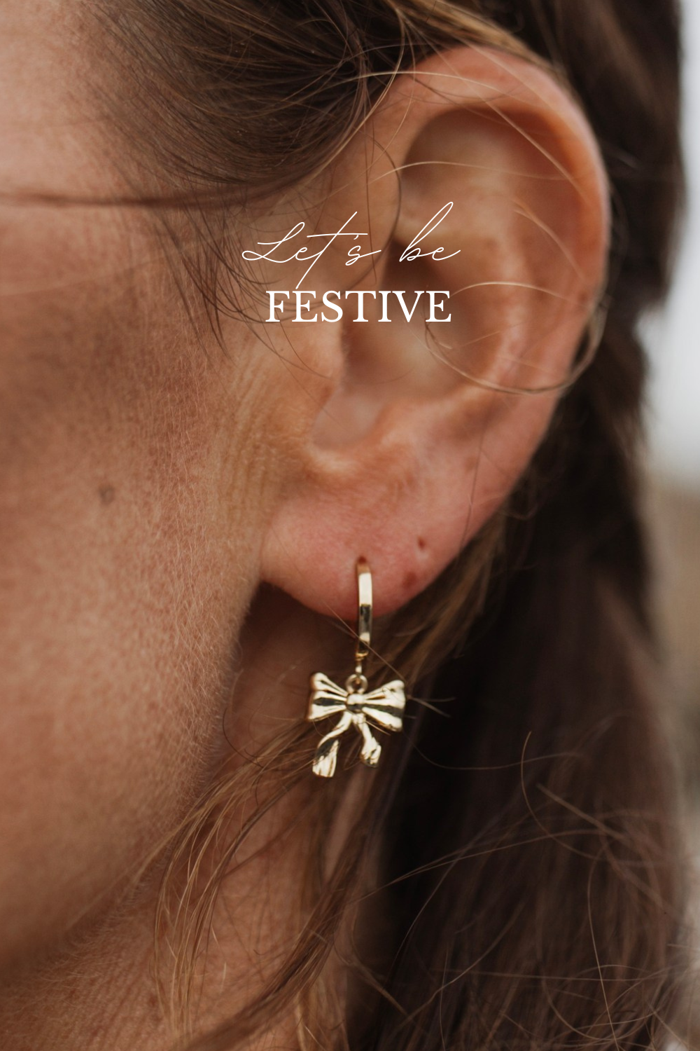 Strikjes oorbellen verguld | festive hoops